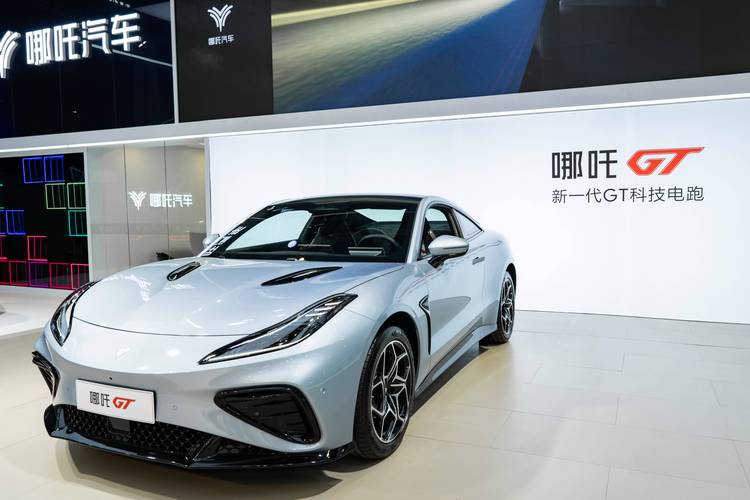 广州350哪吒汽车在智能汽车领域的表现，领途汽车在新能源汽车市场中的影响力